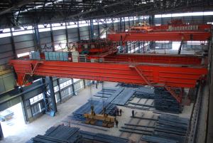 La grue magnétique, de plaques d’acier, bobines d’acier