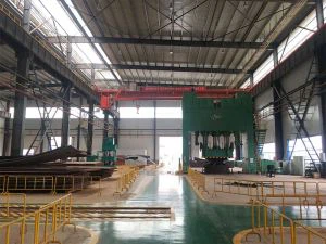 grue de pont double faisceau de 32 tonnes en atelier 